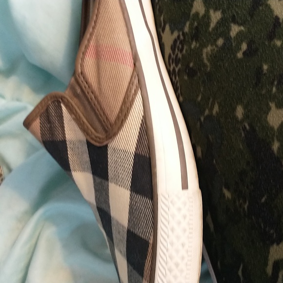 BURBERRY  SLIP ON'S - Picture 5 of 10